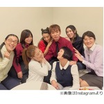 よゐこ濱口のハーレム写真流出、密着女性含む7人に囲まれニヤニヤ。