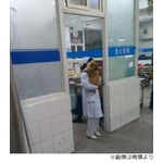 ナースが病院内で犬抱えて仕事、ネットユーザーの報告で発覚し懲戒処分。