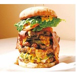 高さ20cm＆700gの圧巻バーガー、表参道に「メガモンスターバーガー」現る。