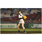 篠田麻里子がミニスカで始球式、ノーバン果たせず自己採点は「30点」。