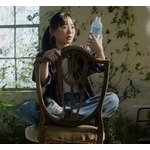 芦田愛菜が「サントリー天然水」新CM、メガネやあぐらなど&ldquo;少し違った雰囲気&rdquo;に