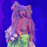 ガガがファン同士の揉め事仲裁、客席投げたジャケット原因で「返して」。