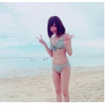 益若つばさがキュートなビキニ、海辺で&ldquo;シーサーポーズ&rdquo;も披露。