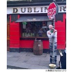 道端でグルグル巻きにされた男、酔った友人たちが巻いて立ち去り放置。