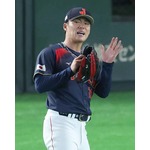 グラブをたたく山本　野球