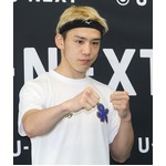 ポーズを取る飯村