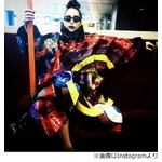 山本寛斎がガガにジャケット贈る、日本公演終え離日する際に着用。