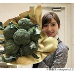 篠田麻里子、ブロッコリーの花束？もらう