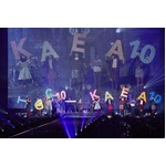 舞台に並んだ&ldquo;11人のカエラ&rdquo;、おかっぱウィッグでランウェイ。