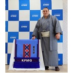 化粧まわしの贈呈式に出席した安青錦