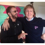 ポールとリンゴ、肩を組み合った近影