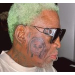 デニス・ロッドマン、顔面に&ldquo;恋人の顔&rdquo;のタトゥー入れる