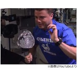 &ldquo;水のボール&rdquo;内から見た世界、NASAが「GoPro」使い無重力空間で実験。