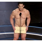 アカデミー賞授賞式、&ldquo;アキラ100％スタイル&rdquo;の全裸プレゼンターに会場沸く