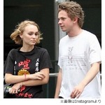 デップ娘が「喧嘩いらっしゃいませ」、ヘンテコな日本語Tシャツ着る。