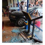 ペット同伴断られ車で突っ込む、どうしてもレストランで食事したかった？