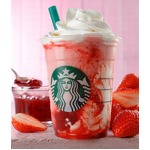 ストロベリーフラペの果肉増量、果実感と果肉の歯ざわりが広がる一杯。