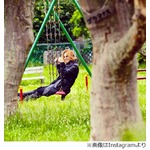 ブランコで遊ぶ可愛いYOSHIKI、優しい表情の一枚にファン大喜び。