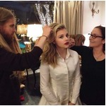 クロエ・モレッツが&ldquo;プロ魂&rdquo;、膝捻挫してもハイヒールで式典登壇。