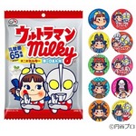 ペコちゃんがウルトラマンコス、ミルキー袋でスぺシウム光線ポーズ。