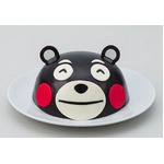 くまモンの&ldquo;顔型&rdquo;Xmasケーキ、付属のチョコ顔パーツを貼って完成。