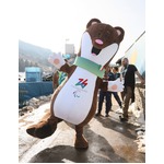 しっぽで歩く「ミロ」＝オコジョのマスコット〔パラリンピック〕