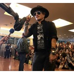 深夜の&ldquo;ジョニー・デップお出迎え&rdquo;に1000人
