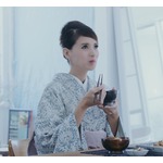 吉川ひなの&ldquo;艶やか&rdquo;着物姿で料理