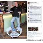 パブや街中へ金魚と&ldquo;お散歩&rdquo;、特製の金魚鉢でどこへ行くにも一緒。