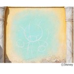 ダッフィーに新たなお友だち？ ディズニーシーの壁にアウトライン出現。