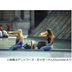 スマホに&ldquo;吸い込まれる&rdquo;人々、依存や中毒性を問いかける作品が話題に。