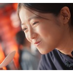 今田美桜、&ldquo;客に炒飯運ぶ途中で食べちゃう&rdquo;中華料理屋の店員役