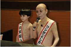 【写真】白い坂田利夫が「呪怨」に乱入、“白い男の子”俊雄と対決。