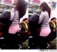 美女が地下鉄車内でセクシーヒップダンス