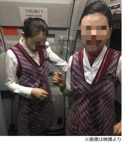 機内でジュースかかりCAに報復、謝罪要求&頭から水かけた男が御用。