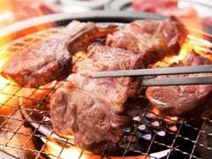 超厚切りの羊肉を“網焼き”で、大庄が「羊肉酒場 悟大」1号店オープン。