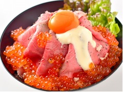 毎日完売「ローストビーフいくら丼」、“タレ”として海鮮を使用。