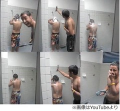 「後ろー！」的動画が人気爆発、シャワーする男性に背後からイタズラ。