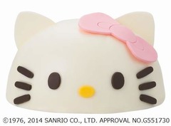 ハローキティの“顔型”ケーキ、付属する顔パーツを貼って飾り付け。