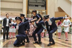 空港ロビーで“羽田劇場”開演、ミニミュージカルやパフォーマンス。