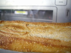 「フランスパン自販機」を試す、3分足らずで焼き立てのフランスパン。
