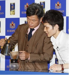 三浦知良がバリスタに初挑戦、“キング”こだわりの一杯を完成。