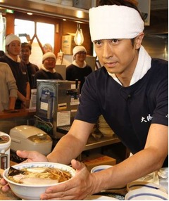 谷原章介“神”にラーメン作る、東池袋大勝軒の厨房で調理を体験。