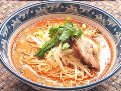 「ティーヌン」の味を自宅でも、持ち帰り用「元祖トムヤムラーメン」。