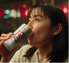 長澤まさみ、キンキンに冷えた「スーパードライ」をおいしそうに“ブハーッ”