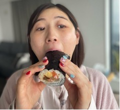 “すっぴん”西野未姫、西南西向いて恵方巻きもぐもぐもぐもぐもぐもぐ