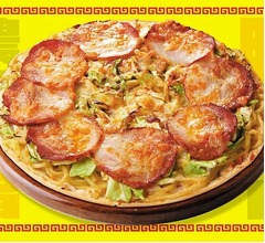 ピザハット「豚ハット」インスパイア系ラーメンピザ爆誕、“ニンニクマシマシ”も対応