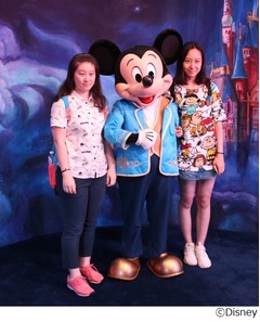 上海ディズニーの“中国らしさ”、中華風衣装のミッキーと写真撮影も。