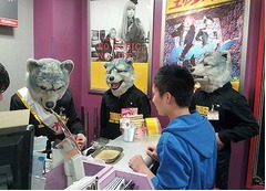 話題のオオカミがレジで接客、いきなりの登場に店内は一時騒然。