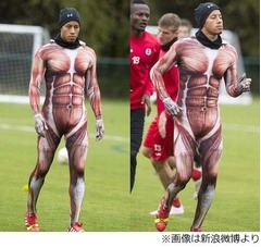 サッカー選手が進撃の巨人に？ 筋肉スーツを身に纏って練習に登場。